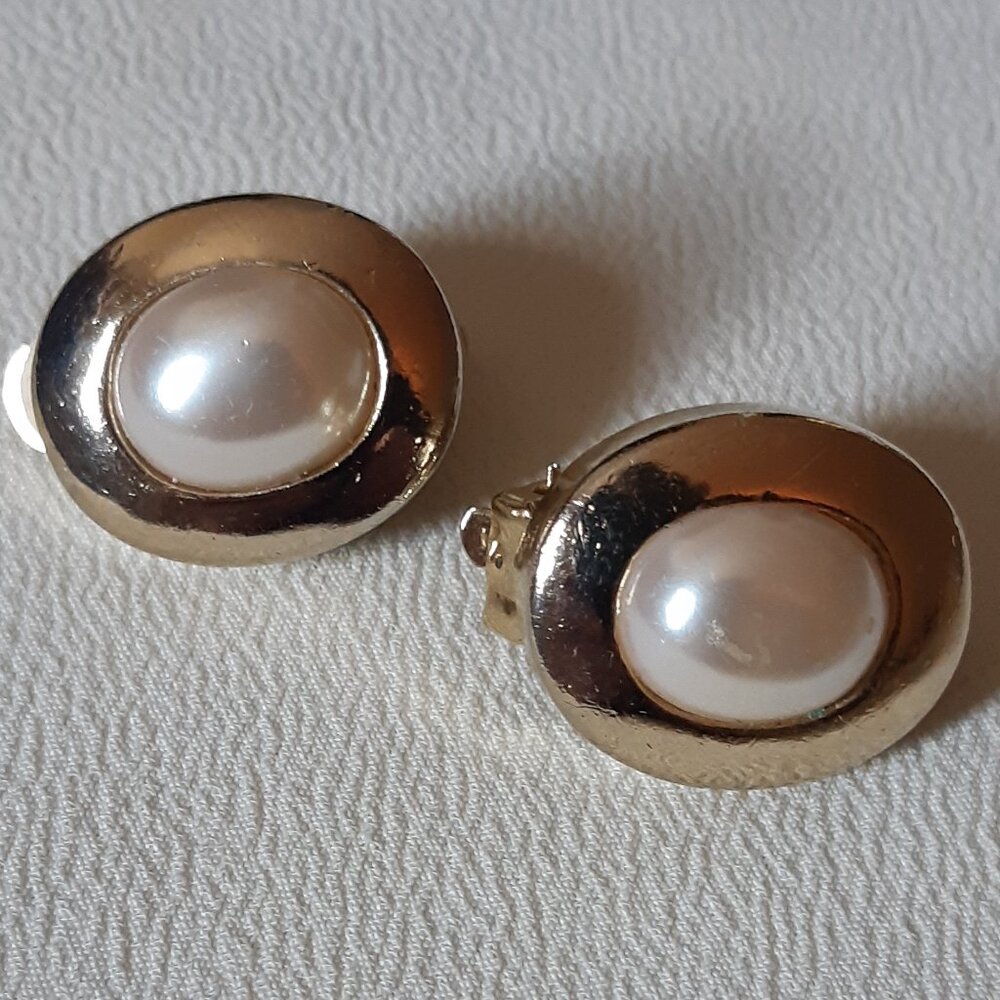 Oval Clip On Vintage Earrings, ⚡️3 x $20 Items for $35 ⚡️Gold Tone& Faux Pearl